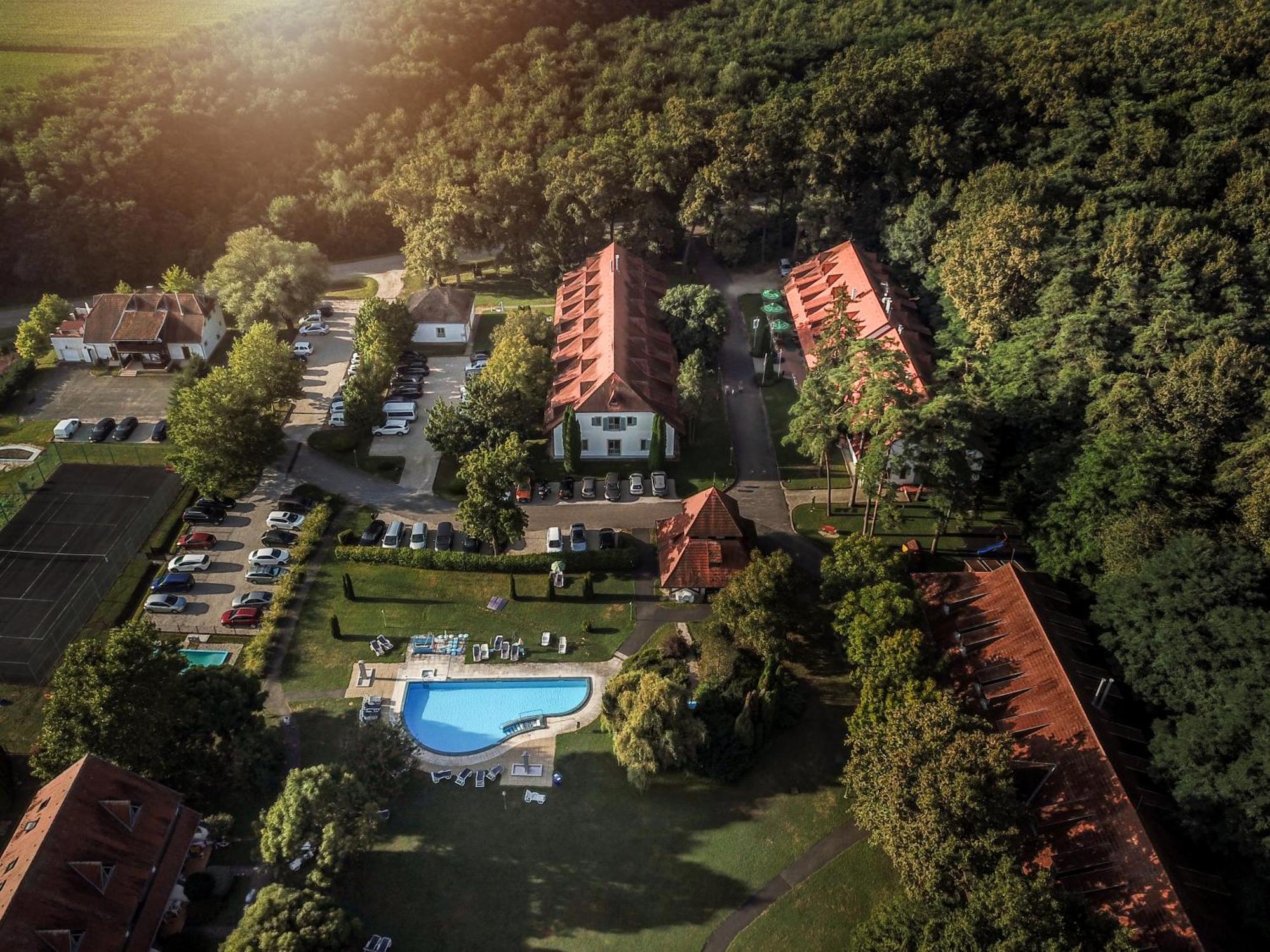 Abbazia Country Club Hotel Nemesnep Bagian luar foto