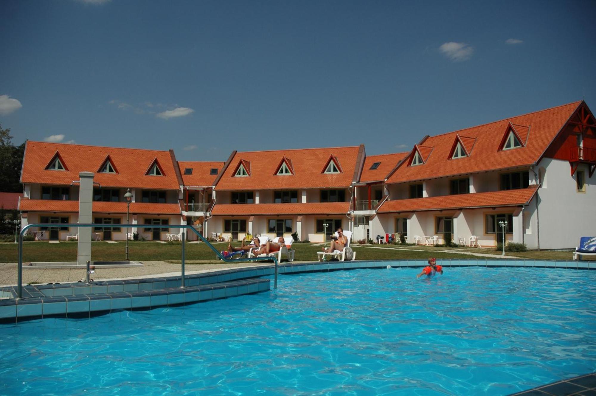 Abbazia Country Club Hotel Nemesnep Bagian luar foto
